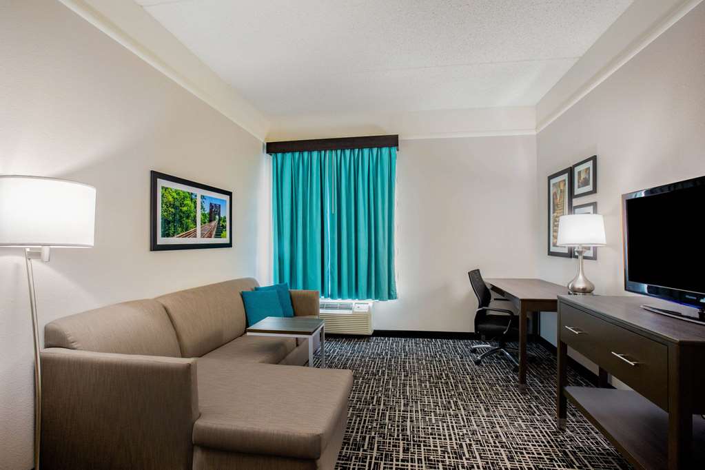 La Quinta Inn & Suites by Wyndham Mission at West McAllen - photo 29