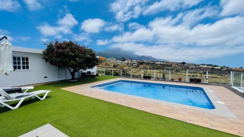 El Mirador de El Paso Vistas y piscina — 4-Star Luxury Hotel in El Paso, Spain