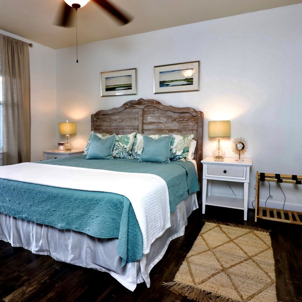 Resort Living on the Bay 2 bed 2 Bath Gorgeous Views Heated Infinity Pool Beach Access Galveston - photo 18