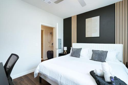 1BR Escape w Parking Near Riverwalk & Conv Ctr — 4-Star Luxury Hotel in San Antonio, United States