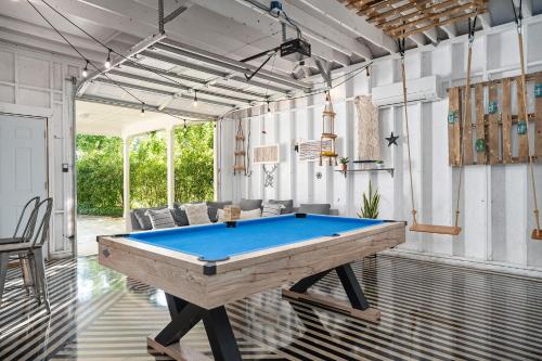 Bluebird Haus Game Room & Hot Tub — 4-Star Luxury Hotel in Fredericksburg, United States