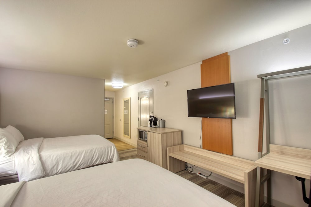 Holiday Inn Express Hotel & Suites Milwaukee Airport by IHG - photo 24