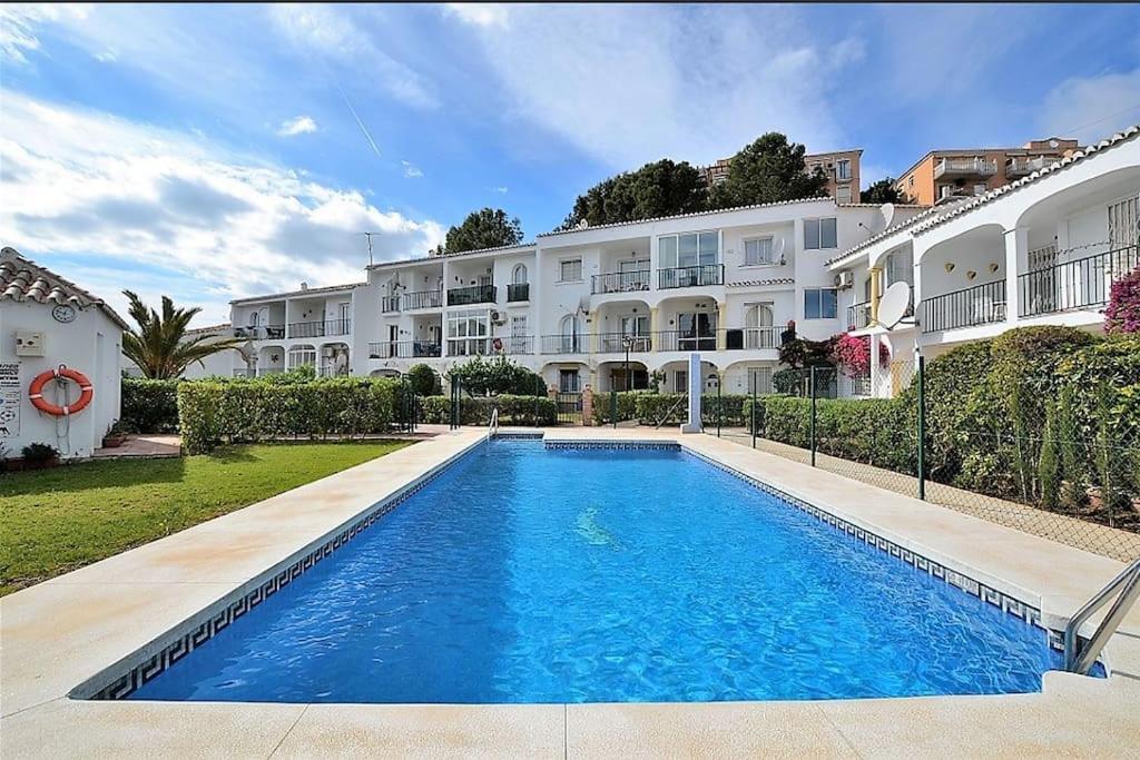Lux 2 Kmr App Stella Blanca Met Zwembaden Airco En Zeezicht — Fuengirola