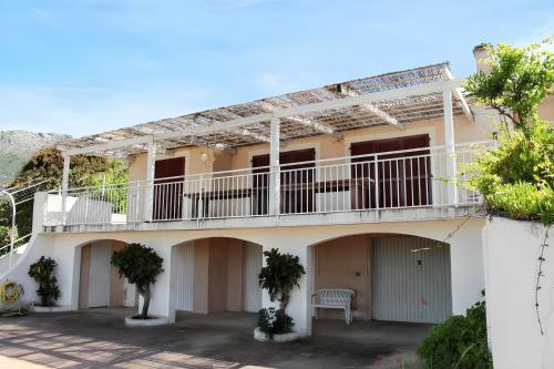 Maison Vue Mer à Lumio avec Terrasse et Jardin Clos — 4-Star Luxury Hotel in Lumio, France
