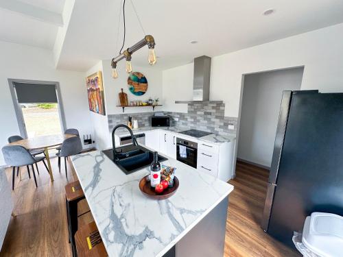 Luxury Holiday Unit 8min Walk To Town Center with Boat Parking — 4-Star Luxury Hotel in Mallacoota, Australia