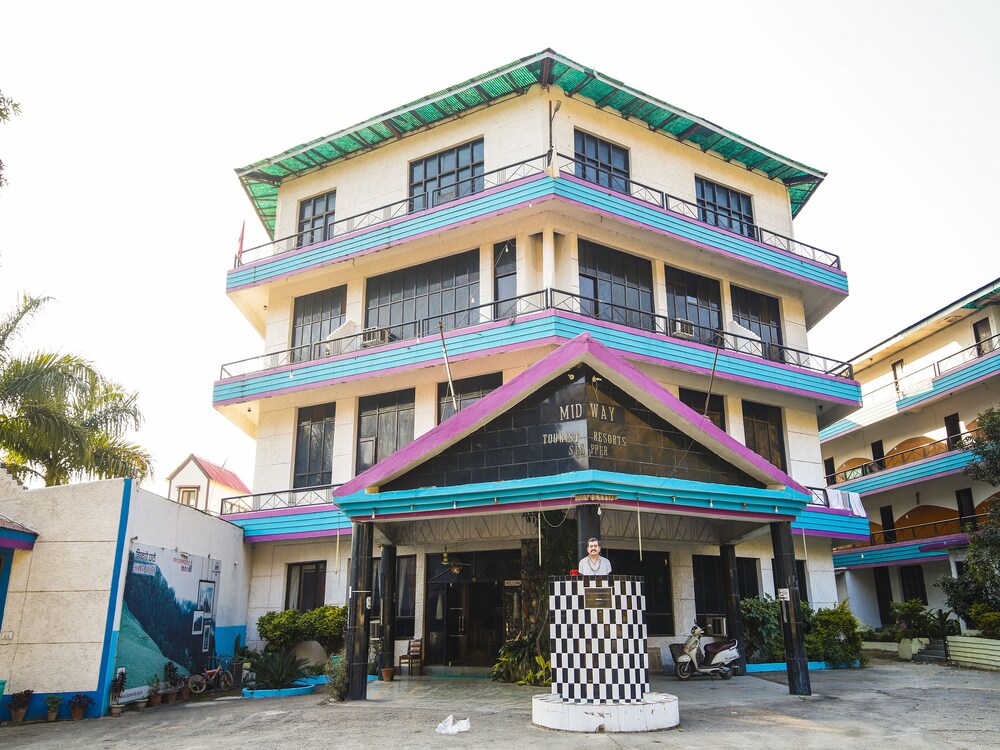 Mid Way Resort in Mandi, India