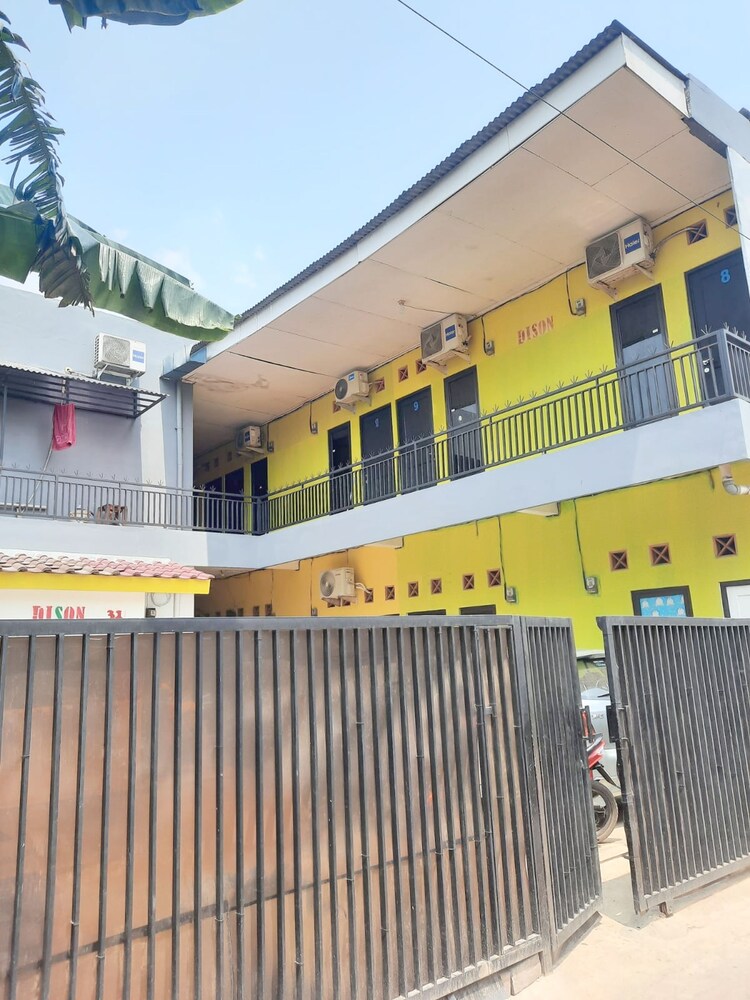 Oyo 93021 Kost Dison in Bekasi, Indonesia