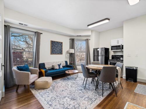 Carriage Manor Sun Soaked 1BR Close to CCF — 4-Star Luxury Hotel in Cleveland, United States