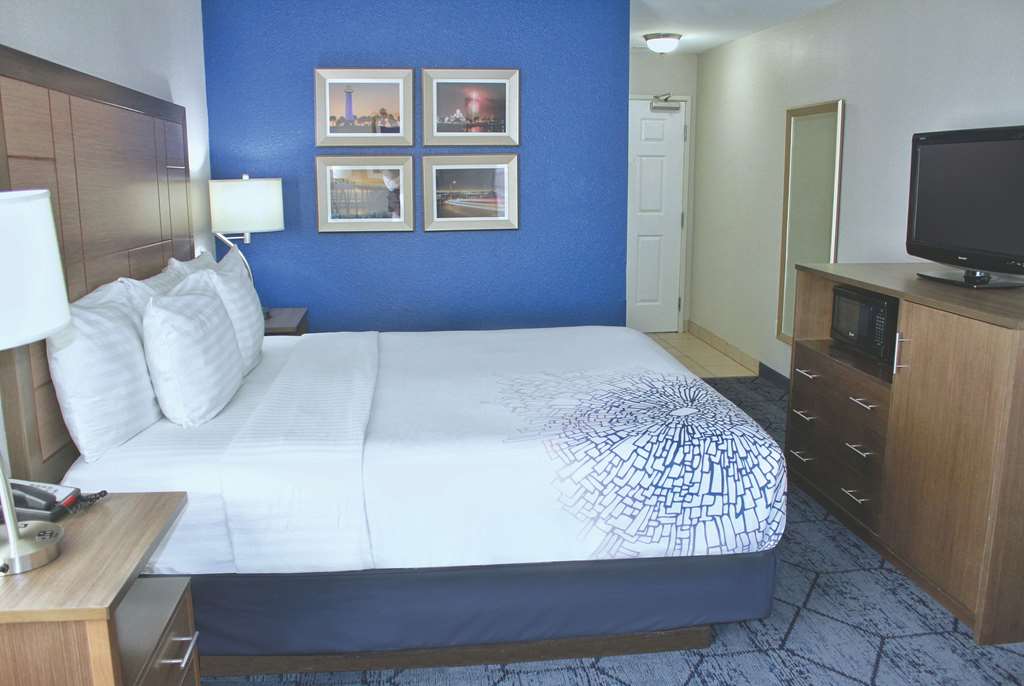 La Quinta Inn & Suites by Wyndham NE Long Beach Cypress - photo 9
