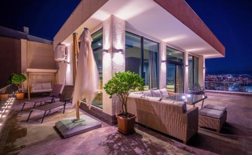 Entire House Cityscape Retreat: The View