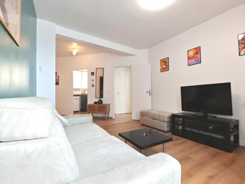 3 Pieces Pres de Paris Metro 4 in Saint-Ouen, France