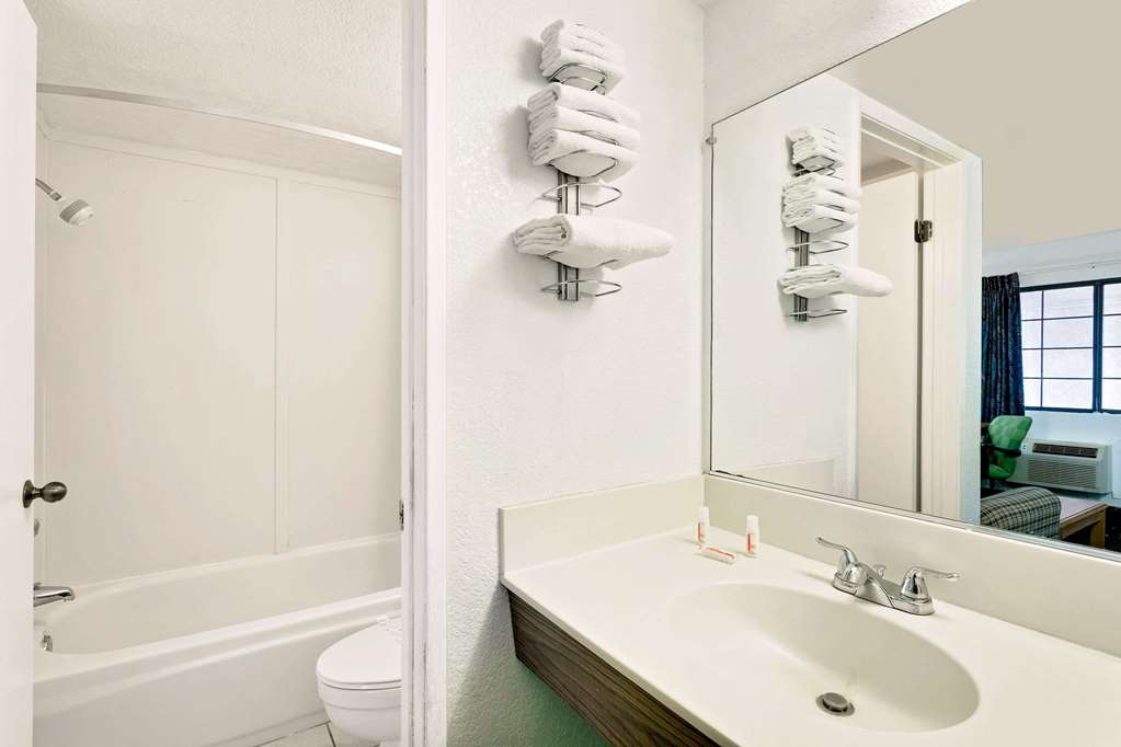 Days Inn & Suites by Wyndham Needles - photo 5