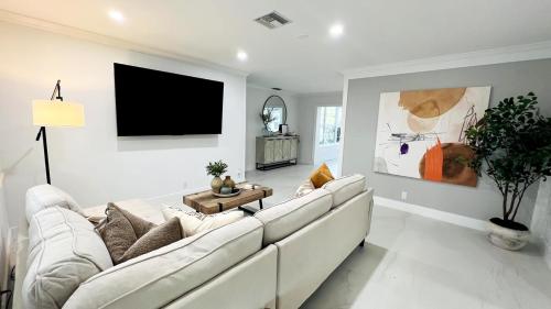 Remodeled Palm Haven Escape Movie Room Backyard — hotel in Palm Beach Gardens