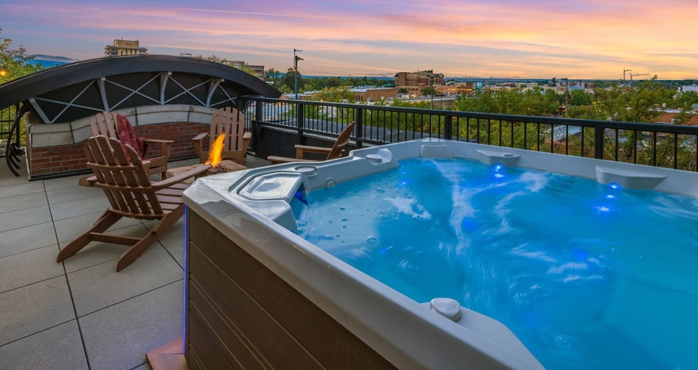 Penthouse with Mountain Views in the Heart of Old Town — 4-Star Luxury Hotel in Fort Collins, United States