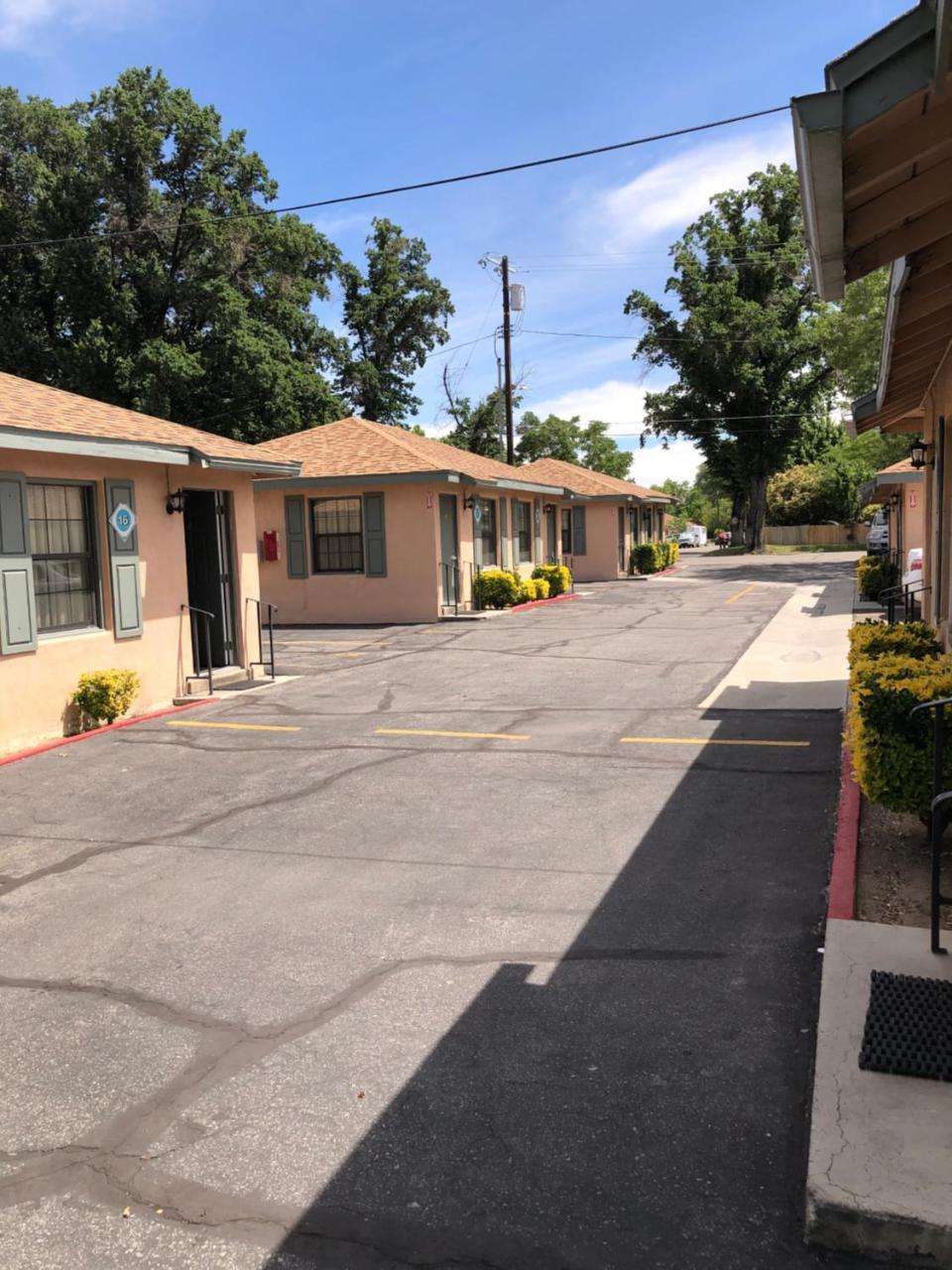 Bishop Elms Motel - photo 12