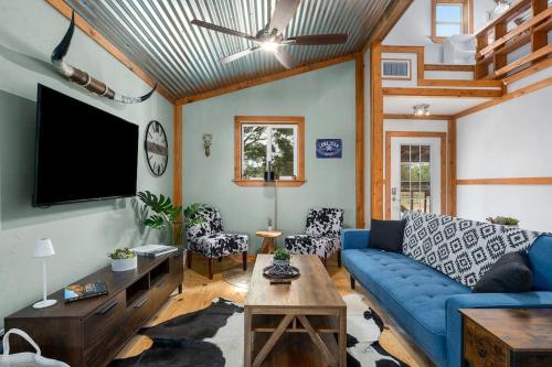 Hollmig Haus Sleeps 12 with Hot Tub & Beauty Bar — 4-Star Luxury Hotel in Fredericksburg, United States