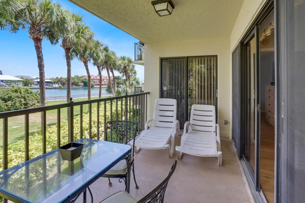 Land's End 1 204 Bay Front — 4-Star Luxury Hotel in Saint Pete Beach, United States