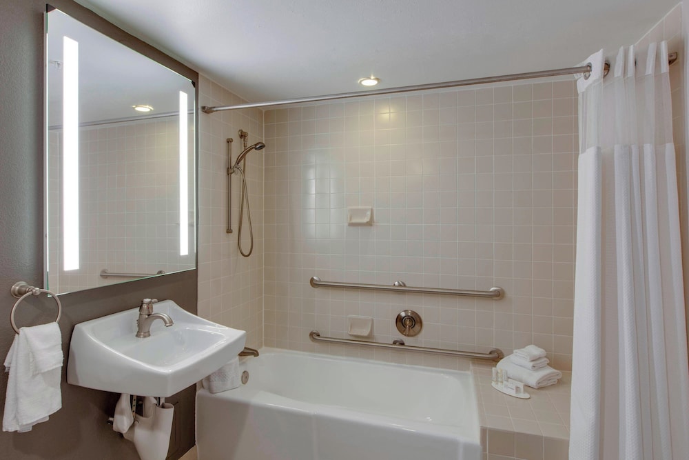 Courtyard by Marriott Boston Logan Airport - photo 24