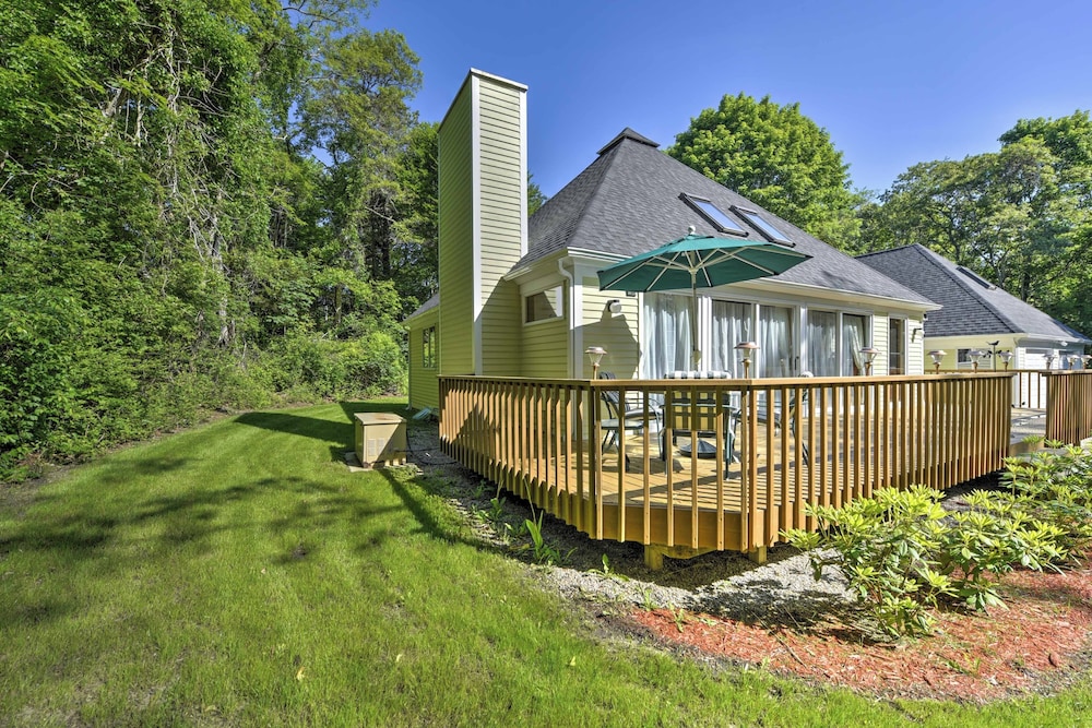 East Falmouth Home with Deck And Grill 4 Mi To Beach — 4-Star Luxury Hotel in East Falmouth, United States