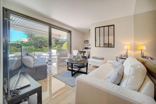 IMMOGROOM Close beaches Terrace with sea view pool AC — 4-Star Luxury Hotel in Cannes, France