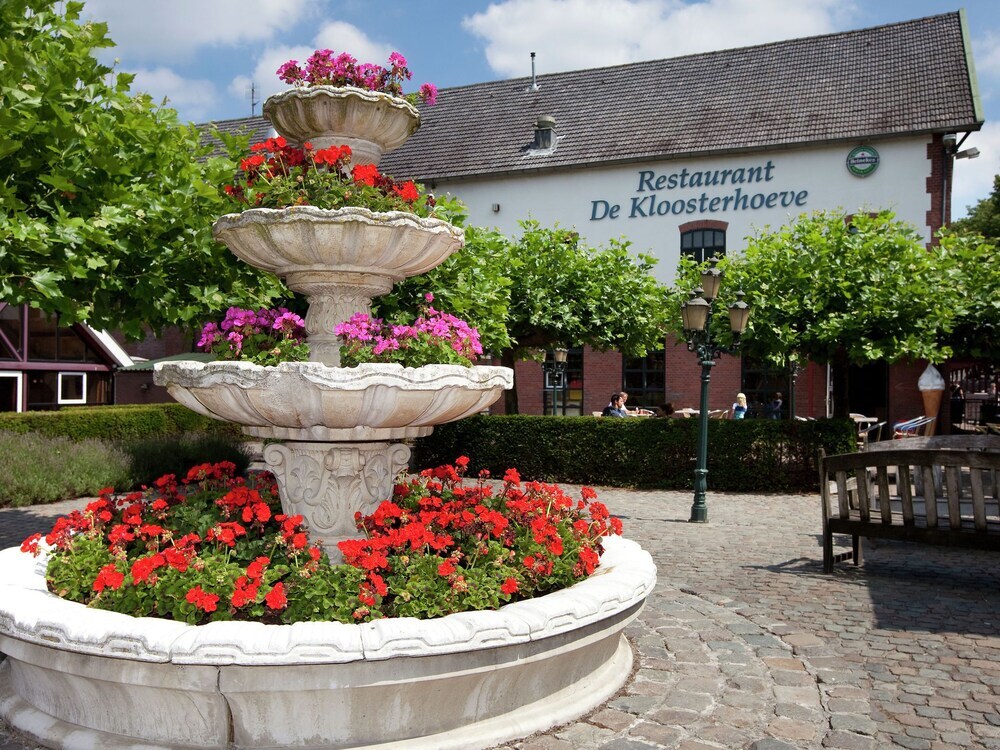 Luxurious Detached Villa With Washer in De Maasduinen Area — 4-Star Luxury Hotel in Arcen, Netherlands