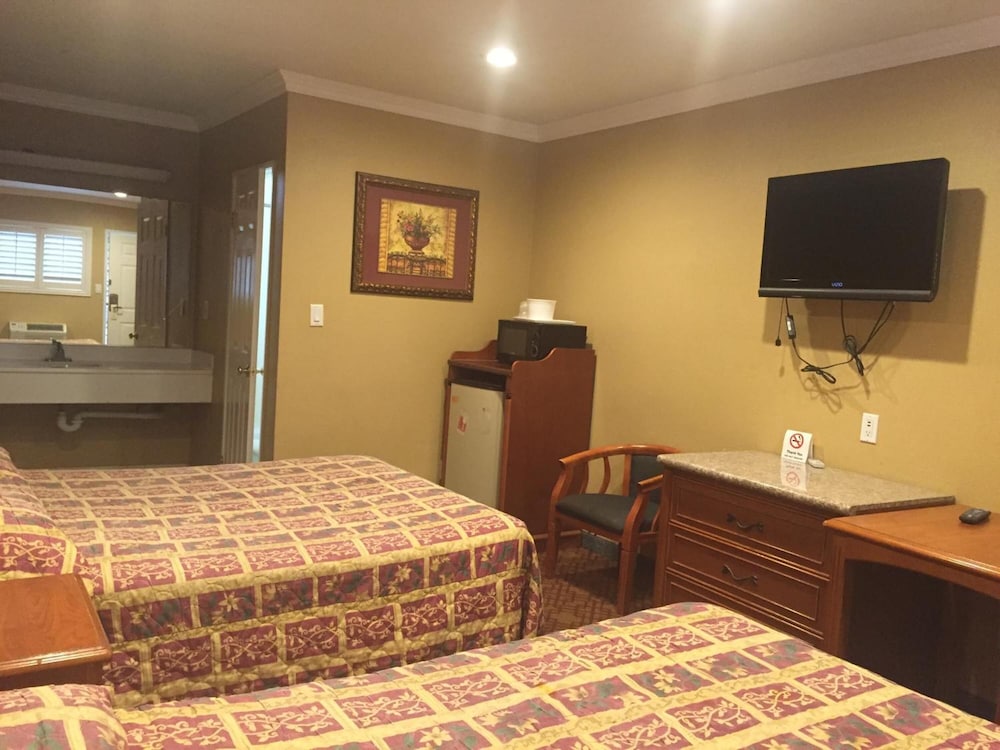 Beverly Inn - photo 23