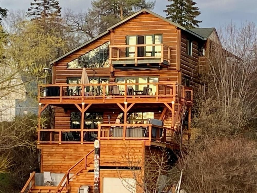 Inn on Bigfork Bay Geronimo - carbon neutral hotel in Bigfork