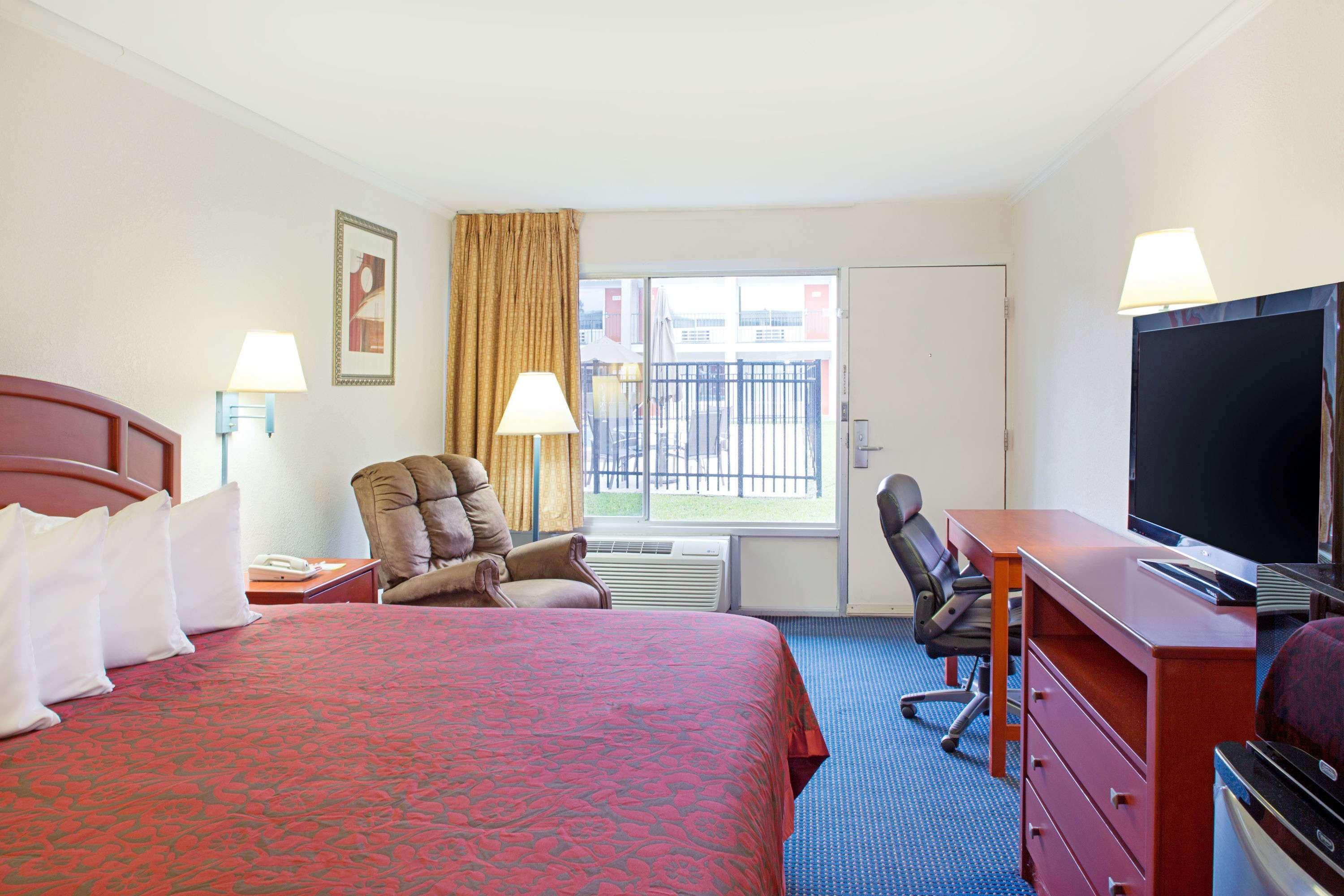 Days Inn by Wyndham Tallahassee Government Center - photo 18