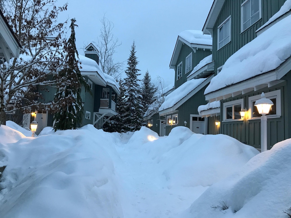 Panoramic Views From This Gorgeous 2 Bed Property Village Location in Whistler, Canada