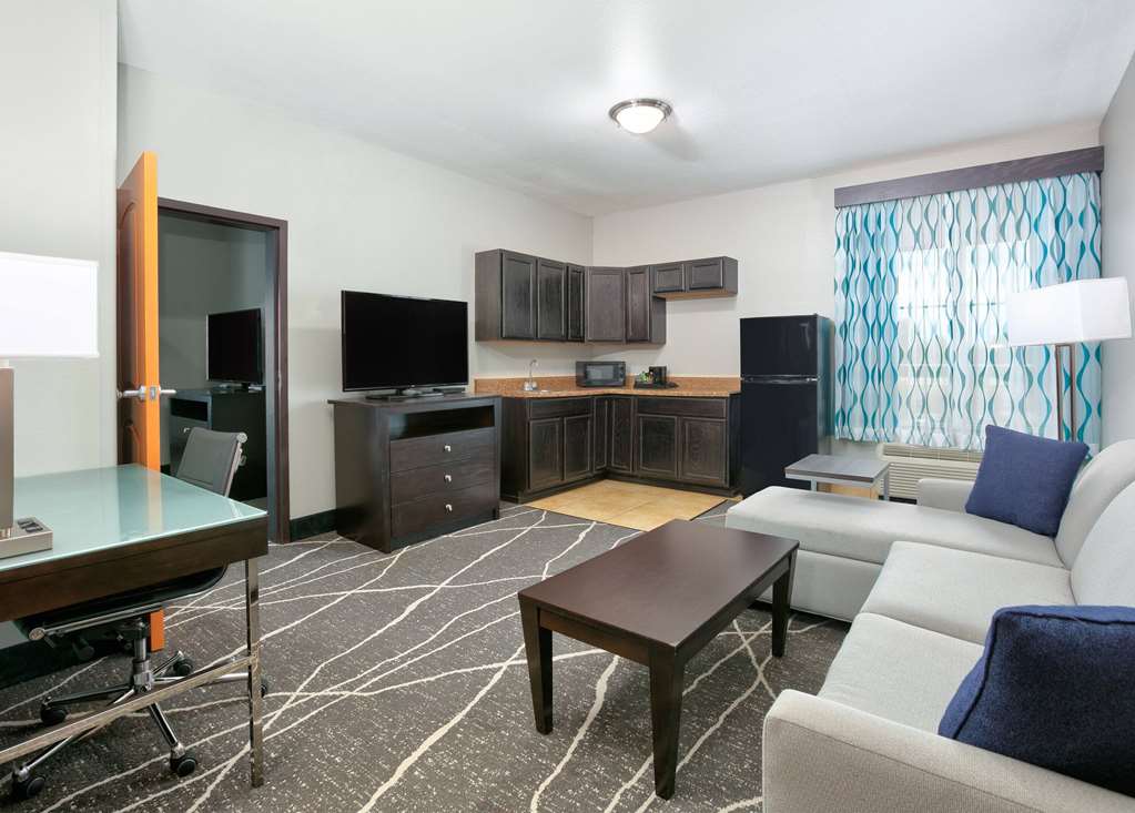 La Quinta Inn & Suites by Wyndham Little Rock Bryant - photo 40