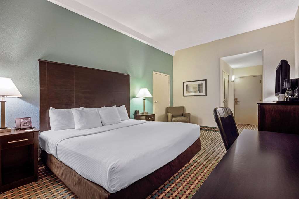 La Quinta Inn by Wyndham Columbia SE Fort Jackson - photo 18