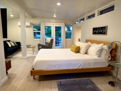 King Bed Peaceful Modern Cottage Garden Setting — 4-Star Luxury Hotel in Carmichael, United States