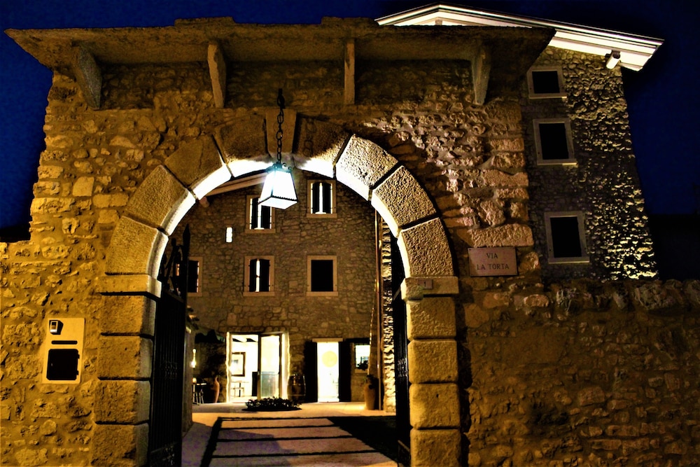 Arco di Vino Tourist Location — 4-Star Luxury Hotel in Marano Di Valpolicella, Italy