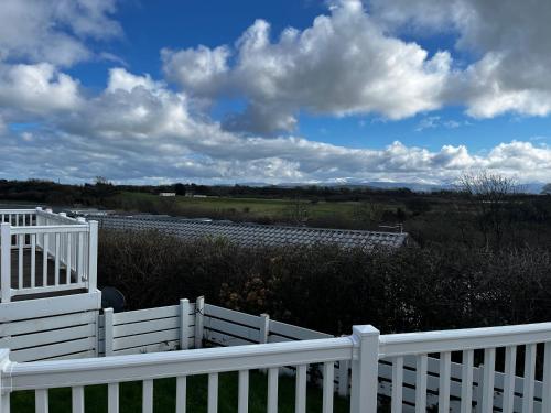 Ger Y Bwlch Spacious static on 5star site with Swimming Pool — 4-Star Luxury Hotel in Benllech, United Kingdom