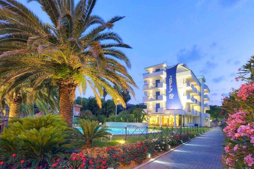 Hotel Jerry Beachfront & Private Pool in Grottammare, Italy