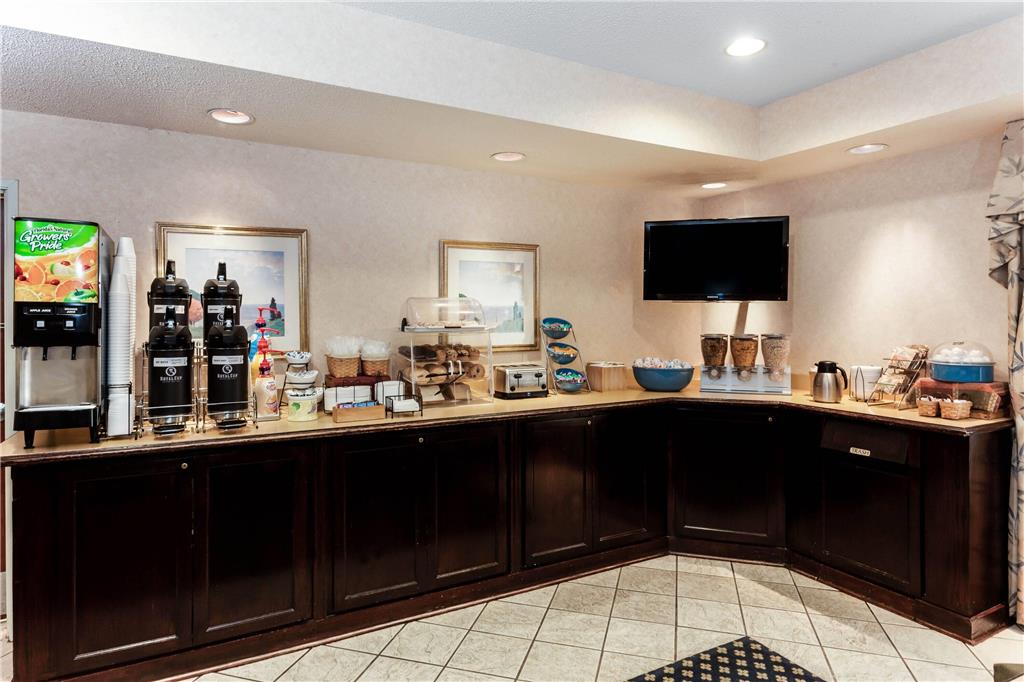 La Quinta Inn & Suites by Wyndham Milwaukee SW New Berlin - photo 18