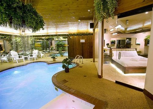 Sybaris Pool Suites - carbon neutral hotel in Glenview