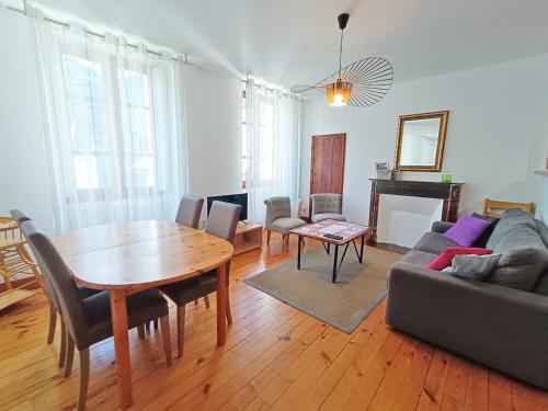 Le Petit Cerf T3 Wifi Cave in Bagneres-De-Luchon, France