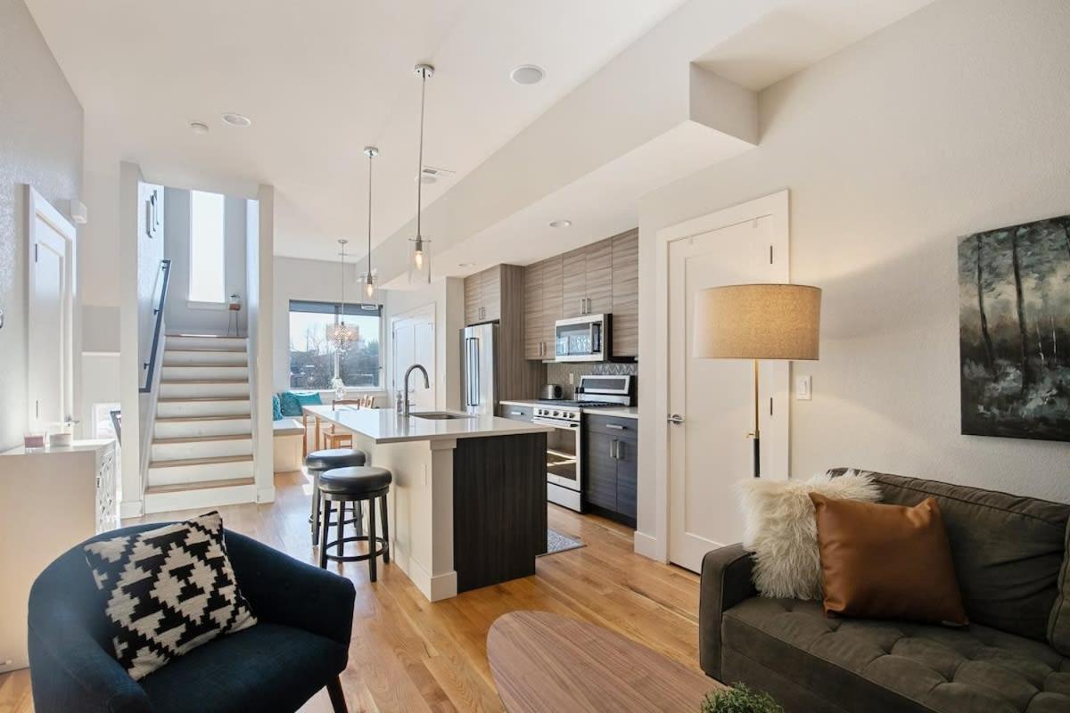 2 BDR Home Roof Deck plus Walk to Broncos and Sloans Lake — 4-Star Luxury Hotel in Denver, United States