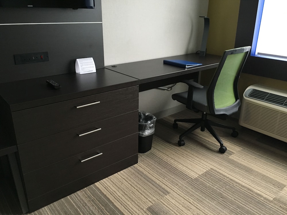 Holiday Inn Express & Suites Oswego by IHG - photo 9
