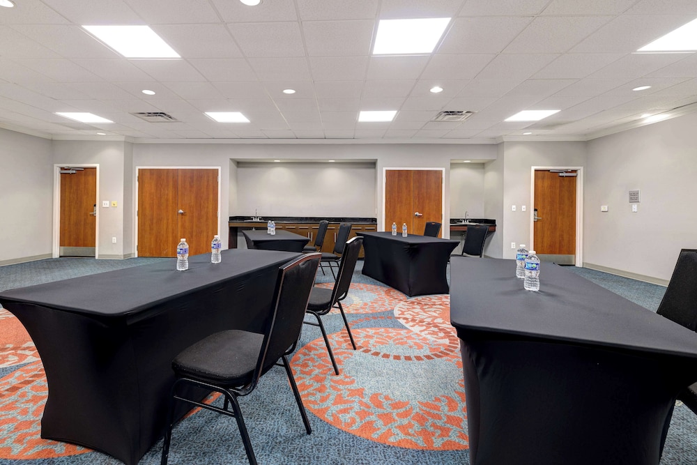 Hampton Inn Victoria - photo 41