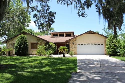 3 Bed 2 Bath amazing Lakeview Jacuzzi Bath Tub — 4-Star Luxury Hotel in Oviedo, United States