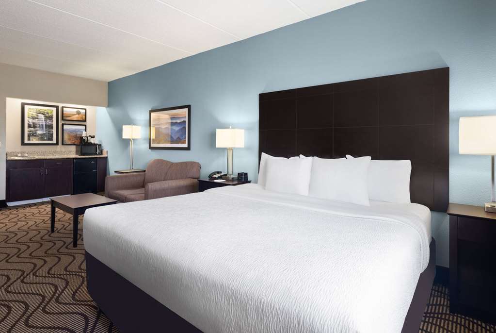 La Quinta Inn & Suites by Wyndham Knoxville Airport - photo 14