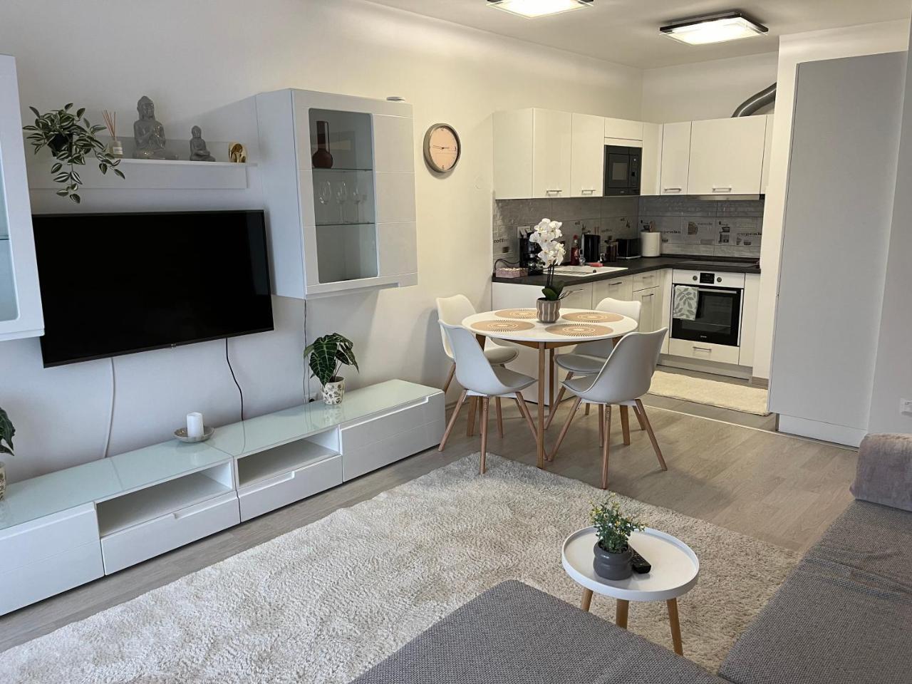 Zöld Terasz Apartman — 4-Star Luxury Hotel in Debrecen, Hungary