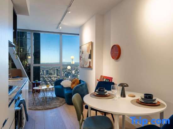 Luxury Ritz 2B2B with Pool Gym Sauna — 4-Star Luxury Hotel in Melbourne, Australia