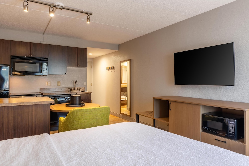 Hampton Inn Portsmouth Central - photo 23