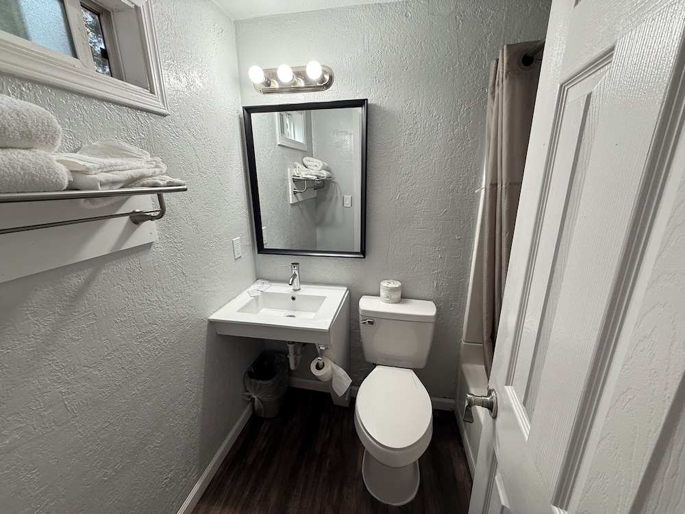 Budget Inn Bend by OYO - photo 45