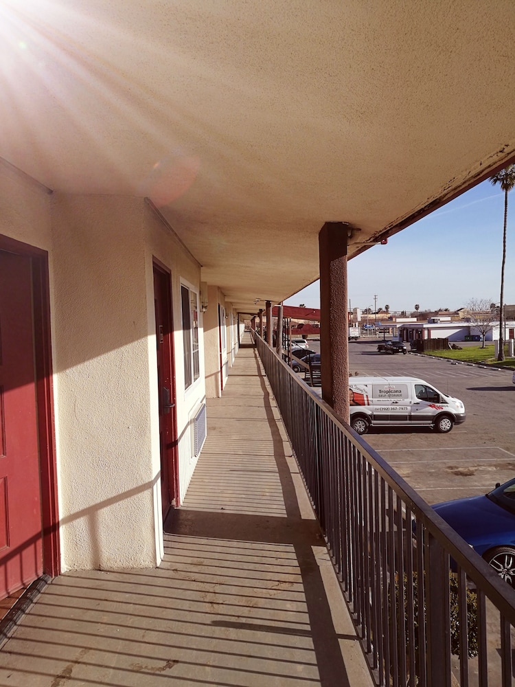 La Plaza Inn Los Banos - photo 11