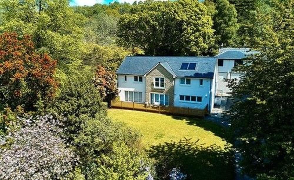 Auchenheglish Lodges Chapelhill — 4-Star Luxury Hotel in Helensburgh, United Kingdom