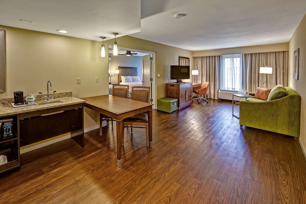 Hampton Inn & Suites Asheville Airport - photo 27